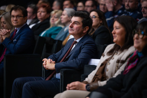Na zdjęciu Wojewoda Śląski siedzący na sali z uczestnikami uroczystości