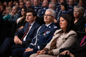 Na zdjęciu Wojewoda Śląski oraz Komendant Wojewódzki Policji w Katowicach oraz inni uczestnicy uroczystości siedzący na auli