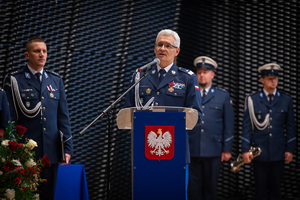 Na zdjęciu Komendant Wojewódzki Policji w Katowicach z trzema policjantami