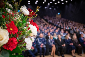 Zbliżenie na biało czerwony bukiet kwiatów