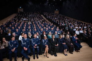 Zdjęcie wszystkich uczestników uroczystości siedzących na auli