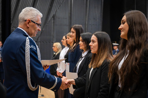 Na zdjęciu Komendant Wojewódzki Policji w Katowicach podający dłoń pracownicy
