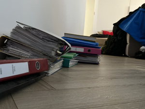 Zbliżenie na segregatory z aktami