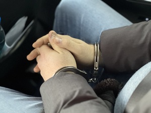 Zbliżenie na ręce w kajdankach