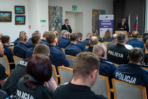 Uczestnicy spotkania siedzący na widowni