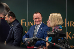 Na zdjęciu trzej mężczyźni i kobieta.