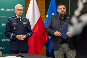 Na zdjęciu komendant Wojewódzki Policji w Katowicach z drugim mężczyzną.