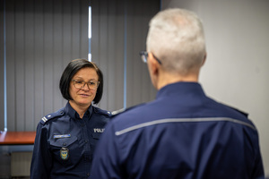 Na zdjęciu Komendant Wojewódzki Policji w Katowicach i policjantka