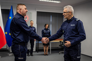 Na zdjęciu Komendant Wojewódzki Policji w Katowicach podający rękę policjantowi.