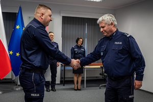 Na zdjęciu Komendant Wojewódzki Policji w Katowicach podający rękę policjantowi.