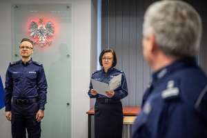 Na zdjęciu policjantka i dwóch policjantów