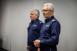 Na zdjęciu Komendant  Wojewódzki Policji w Katowicach z policjantem.