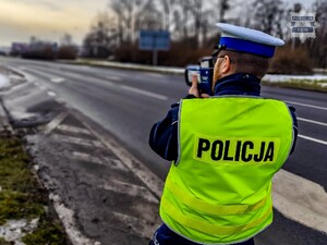 Na zdjęciu policjant ruchu drogowego mierzący prędkość