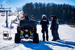 Policjanci na stoku stojący przy quadzie