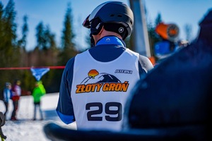 Na zdjęciu narciarz z numerem 29 stojący na stoku podczas zawodów Złoty Groń w Istebnej