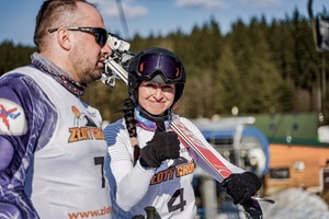 Na zdjęciu uczestniczka zawodów z numerem 4 oraz uczestnik zawodów z numerem 7 na stoku podczas zawodów Złoty Groń w Istebnej