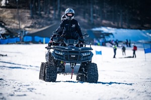 Policjanci na quadzie na stoku