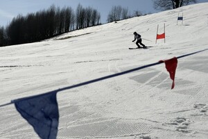 Uczestnik zawodów zjeżdżający na nartach po stoku