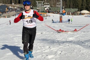 Zawodnik z numerem 16 stojący na stoku