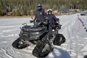 Dwaj policjanci na quadzie na stoku