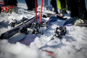 Zbliżenie na dwie pary nart leżących na śniegu