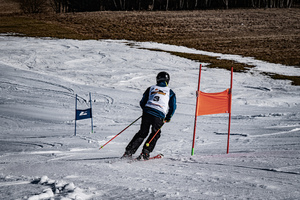 Zawodnik z numerem 3 zjeżdżający po stoku