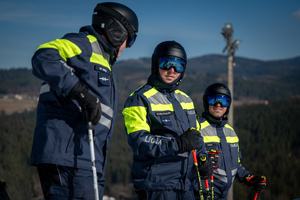 Zbliżenie na trzech policjantów na tle gór