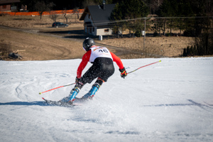 Uczestnik zawodów z numerem 16 zjeżdżajacy po stoku