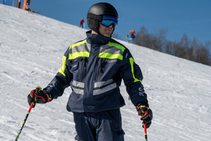 Zbliżenie na policjanta na stoku