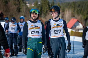 Pięciu uczestników zawodów stojących na stoku