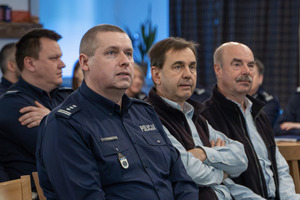 Policjanci siedzący na sali