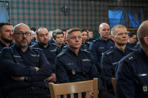 Policjanci siedzący na sali