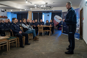 Na zdjęciu czterech mężczyzn. Dwóch w mundurach policyjnych