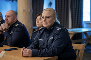 Dwie policjantki i policjant siedzący przy stole