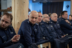 Na zdjęciu policjanci siedzący na krzesłach