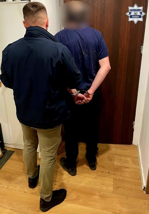 Na zdjęciu nieumundurowany policjant z zatrzymanym