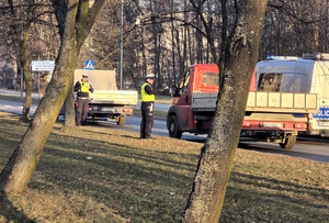 na zdjęciu widzimy dwóch policjantów umundurowanych sprawdzających trzeźwość kierowcom pojazdów bagażowych.