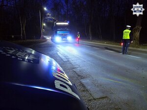 Policjanci, którzy sprawdzają trzeźwość kierowcy tira.