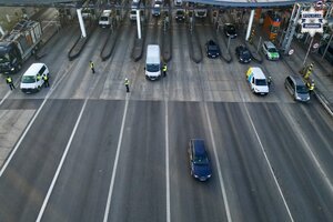 Zdjęcie wykonane z góry bramkom autostradowym oraz badającym trzeźwość policjantom.