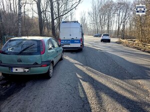 Zdjęcie radiowozu oznakowanego przy zatrzymanych dwóch pojazdach.