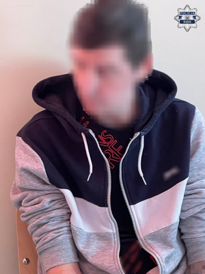 zamazana twarz zatrzymanego w sprawie.