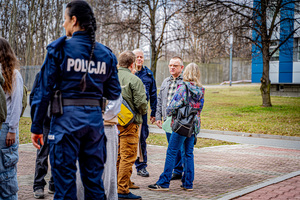 Na kolorowym zdjęciu uczestnicy spotkania na terenie Komendy Wojewódzkiej Policji w Katowicach