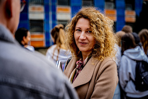 Na kolorowym zdjęciu uczestniczka spotkania