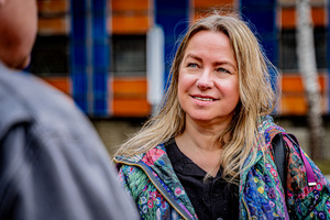 Na kolorowym zdjęciu uczestniczka spotkania