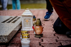 Na kolorowym zdjęciu zbliżenie na znicz