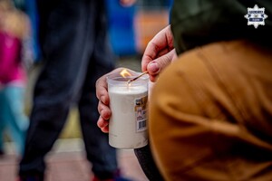 Na kolorowym zdjęciu zbliżenie na zapalany znicz