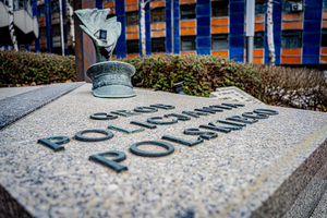 Na kolorowym zdjęciu zbliżenie na Grób Policjanta Polskiego