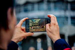 Na kolorowym zdjęciu zbliżenie na ekran telefonu, który robi zdjęcie
