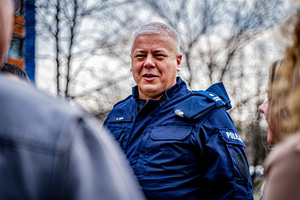 Na kolorowym zdjęciu umundurowany policjant