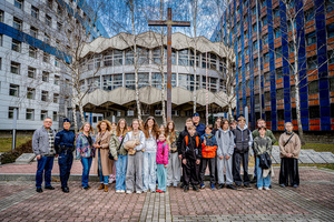 Na kolorowym zdjęciu uczestnicy spotkania na terenie Komendy Wojewódzkiej Policji w Katowicach